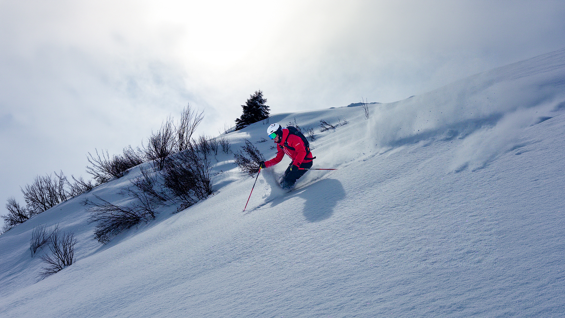 Skiguide begleitet einen Teilnehmer beim Off-Piste Skifahren im Tiefschnee in Westendorf und der SkiWelt Brixental