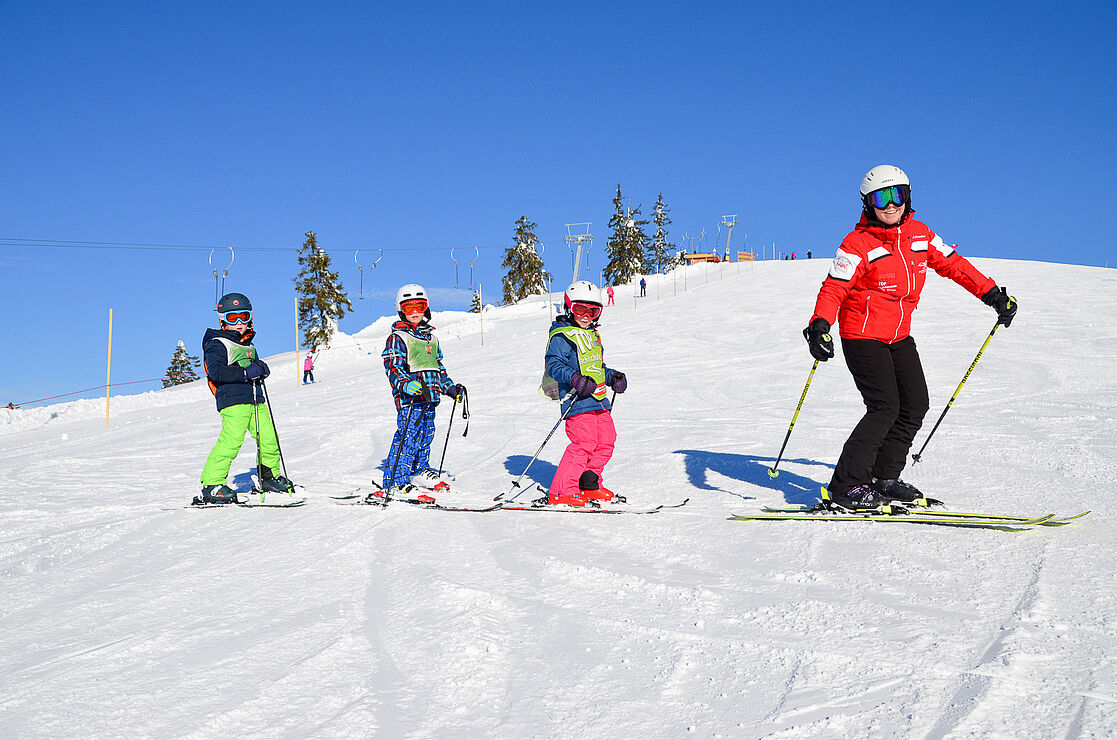 Kinder verbessern ihre Skitechnik im Gruppenunterricht der TOP Skischule Westendorf