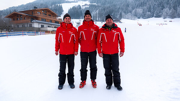 Geschäftsführung Top Schischule Westendorf steht in verschneiter Schneelandschaft in Westendorf und lächelt in Camera