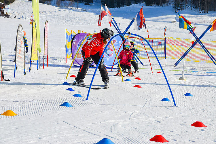 Skizwerge im Alter von 3 und 4 Jahren lernen beim Skikurs in Westendorf spielerisch das Skifahren
