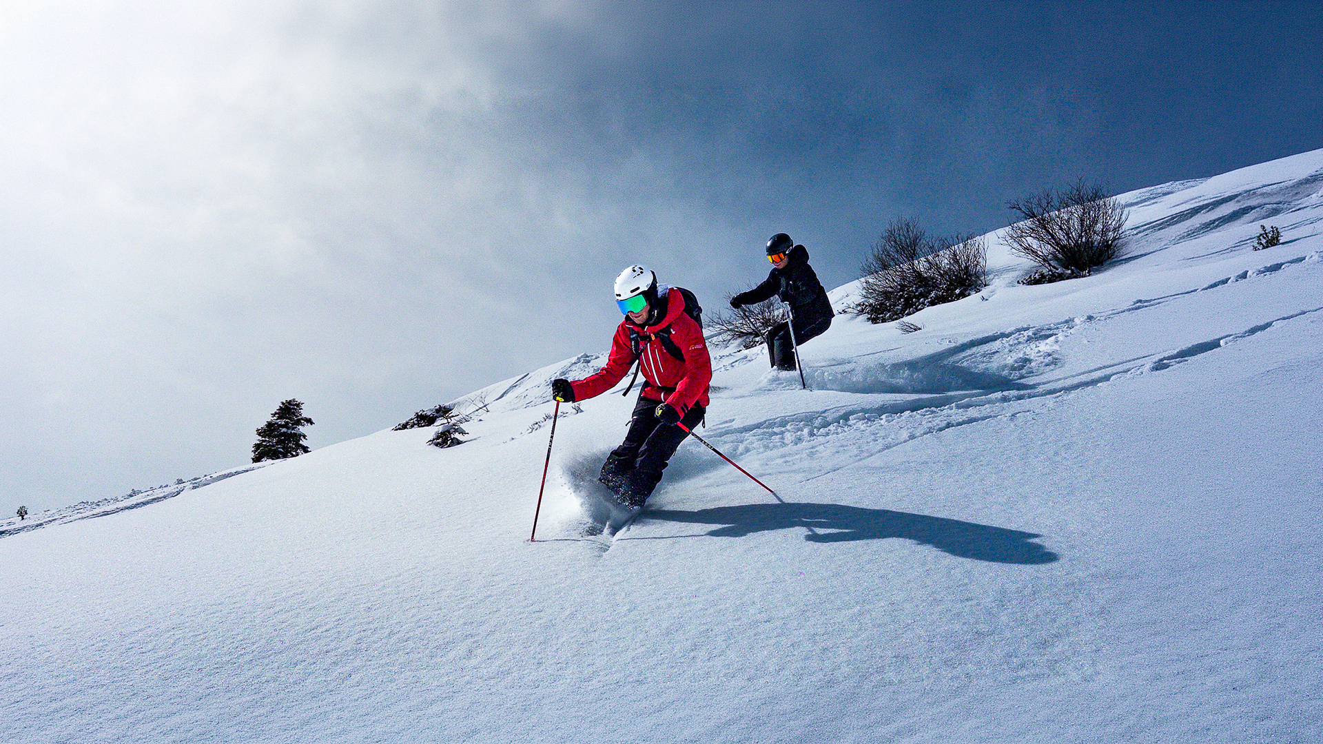 Skifahrer fährt in atemberaubender Winterlandschaft im Tiefschnee