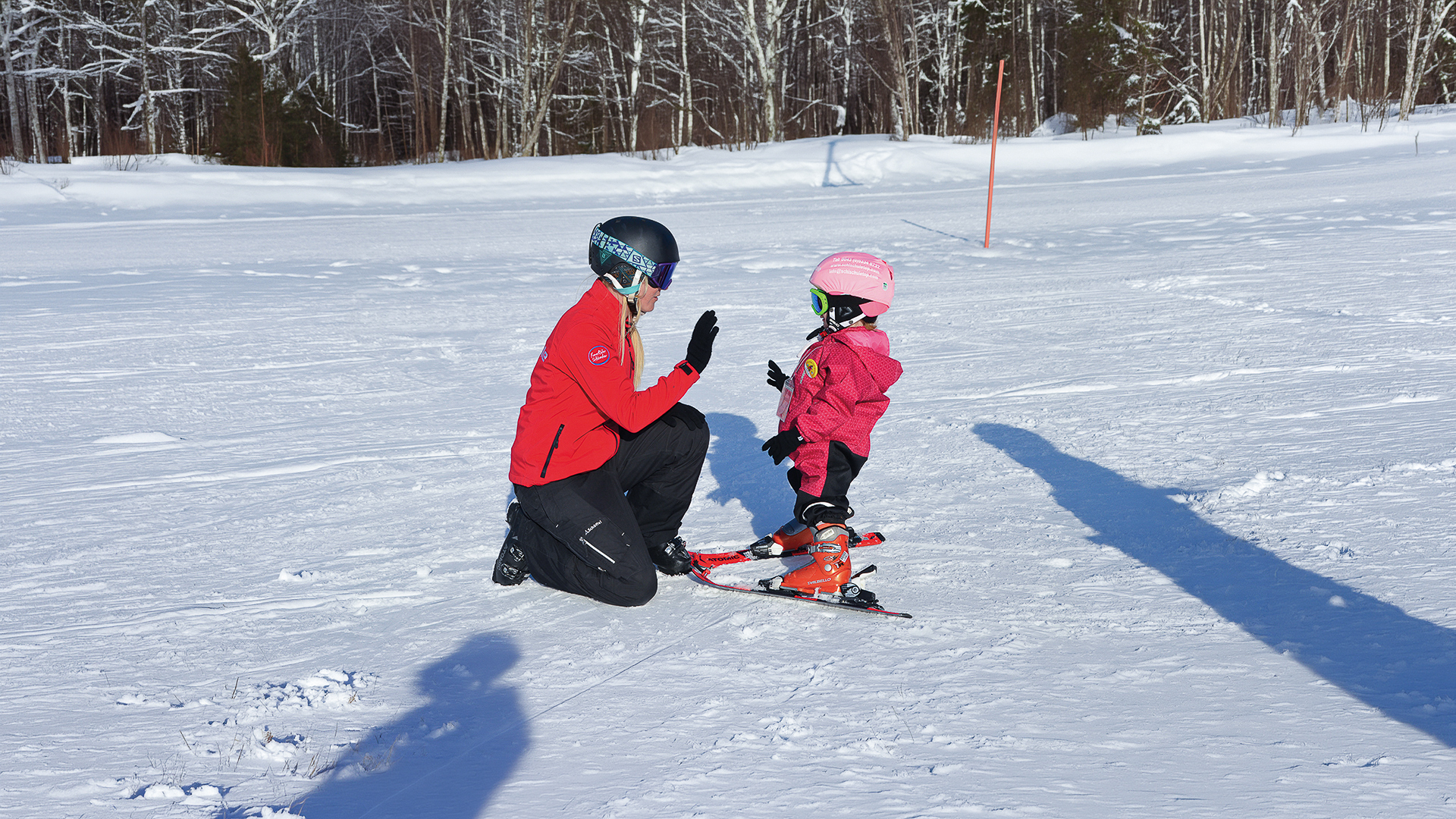 Kinder von 3 bis 5 Jahren lernen im Kinderland der TOP Skischule Westendorf spielerisch Skifahren