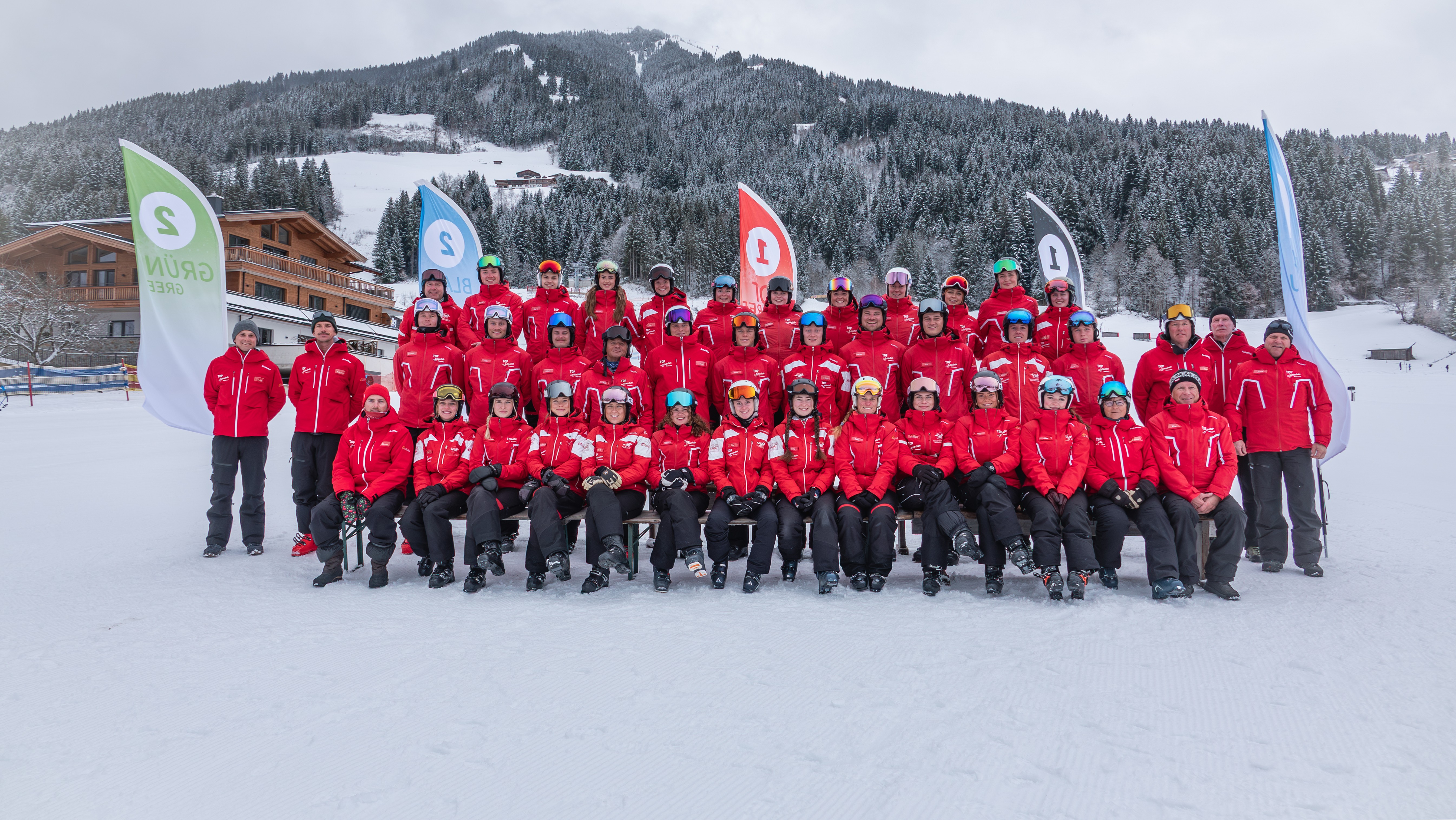 Team der TOP Schischule Westendorf steht für ein Gruppenfoto zusammen und lächelt in die Kamera