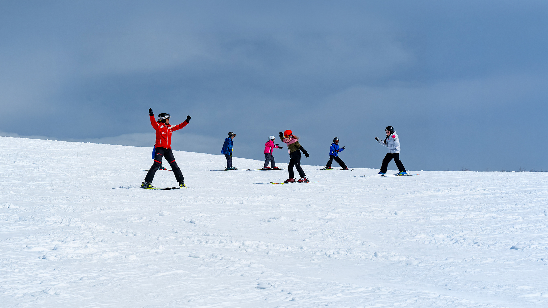 Kinder Skikurs in Westendorf – Kinder lernen gemeinsam Skifahren und haben dabei viel Spass auf der Übungswiese