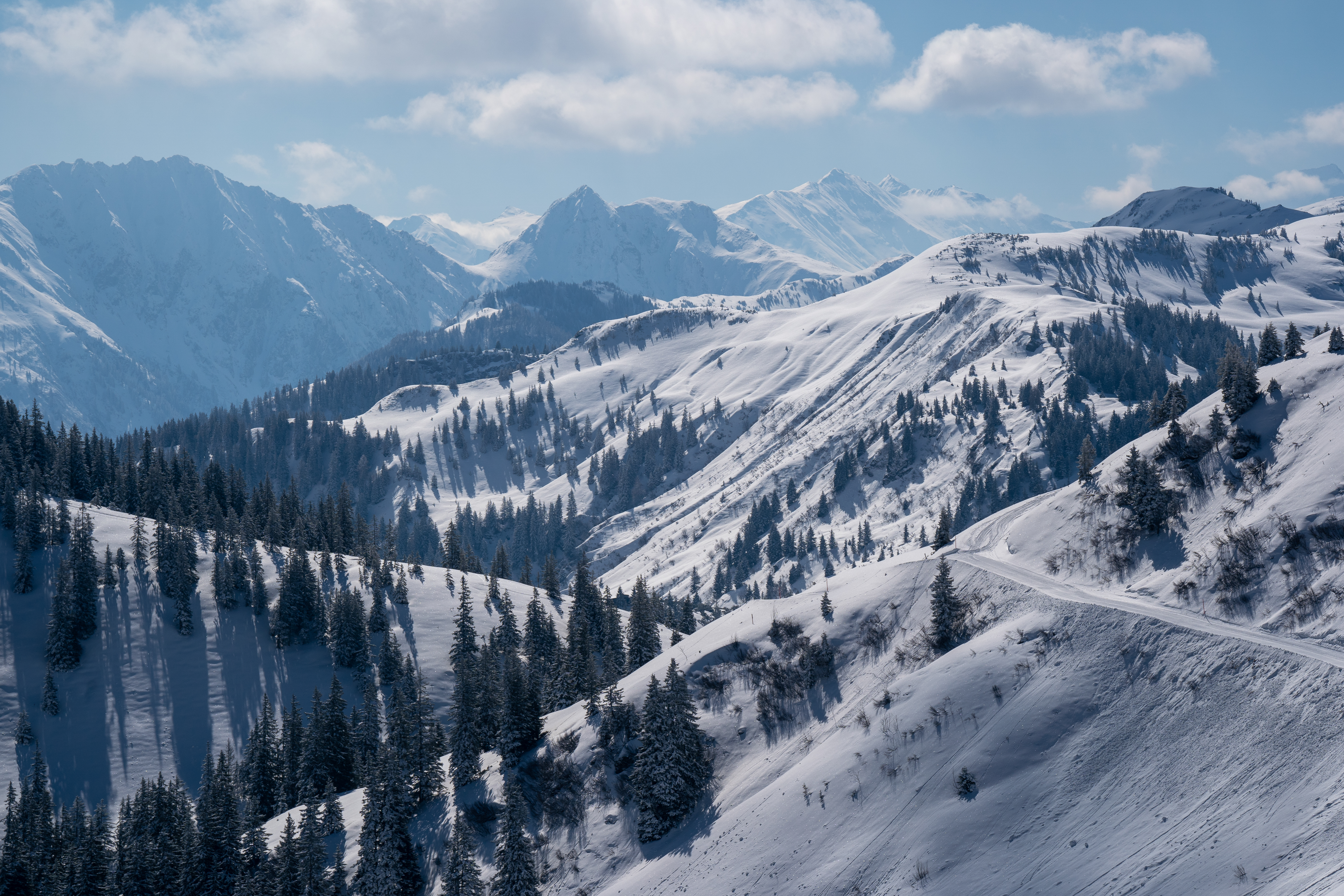 Winterlandschaft in Westendorf in der SkiWelt Wilder Kaiser – Brixental mit verschneiten Bergen